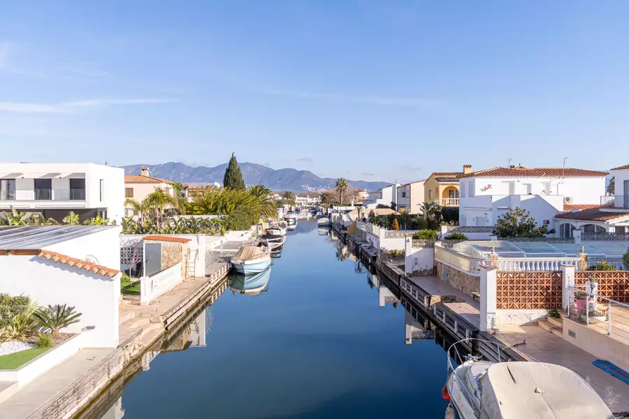 Casa moderna de lujo en Empuriabrava: Confort y Estilo con Hammam y piscina.