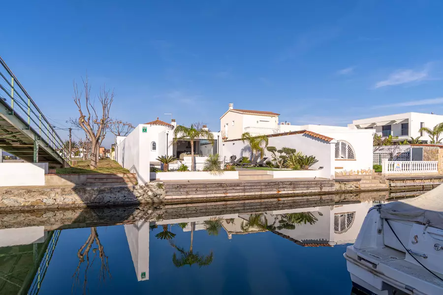 Exklusiv! Modernes Haus mit Hammam, Swimmingpool und Liegeplatz.