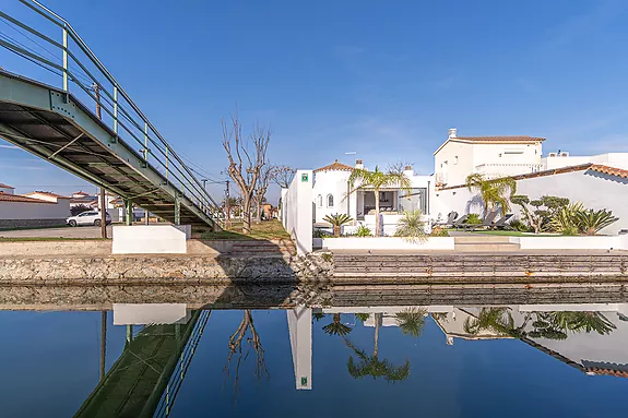 En exclusiva! Casa moderna con Hamman, piscina y amarre.