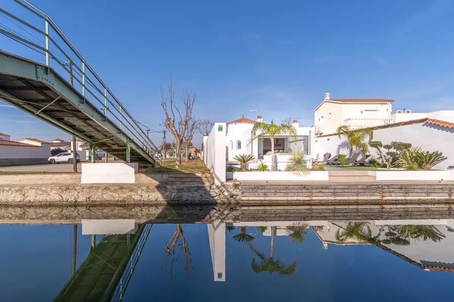 En exclusiva! Casa moderna con Hamman, piscina y amarre.