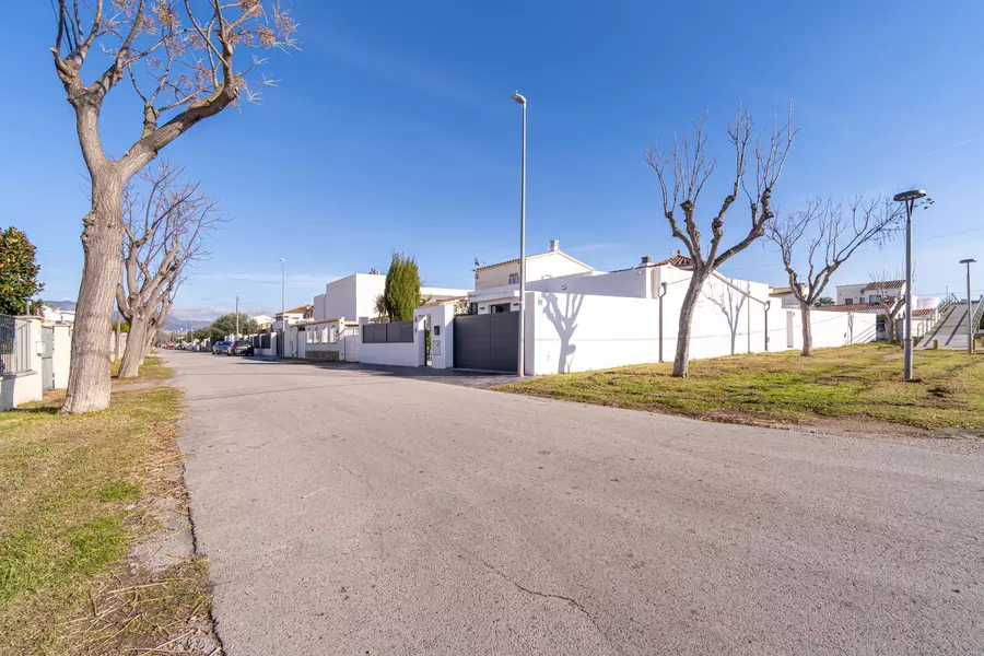 Casa moderna de lujo en Empuriabrava: Confort y Estilo con Hammam y piscina.