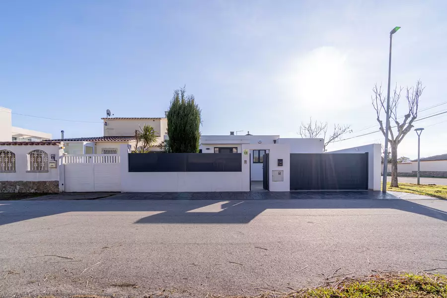 Casa moderna de lujo en Empuriabrava: Confort y Estilo con Hammam y piscina.