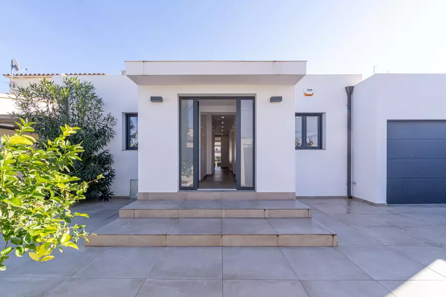 Casa moderna de lujo en Empuriabrava: Confort y Estilo con Hammam y piscina.