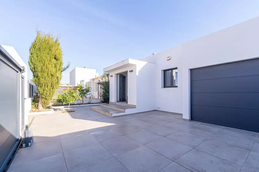 Casa moderna de lujo en Empuriabrava: Confort y Estilo con Hammam y piscina.