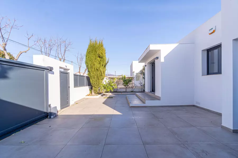 Casa moderna de lujo en Empuriabrava: Confort y Estilo con Hammam y piscina.