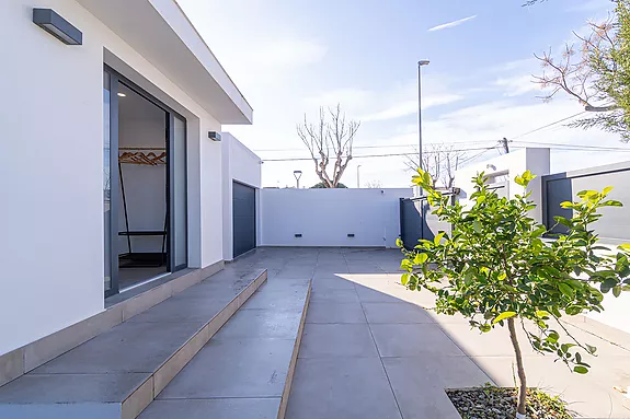 En exclusiva! Casa moderna con Hamman, piscina y amarre.