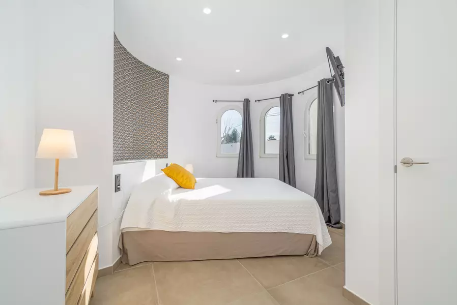 Casa moderna de lujo en Empuriabrava: Confort y Estilo con Hammam y piscina.