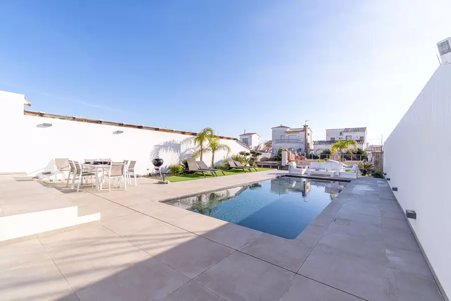 Casa moderna de lujo en Empuriabrava: Confort y Estilo con Hammam y piscina.