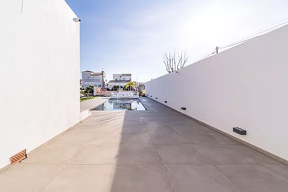 En exclusiva! Casa moderna con Hamman, piscina y amarre.