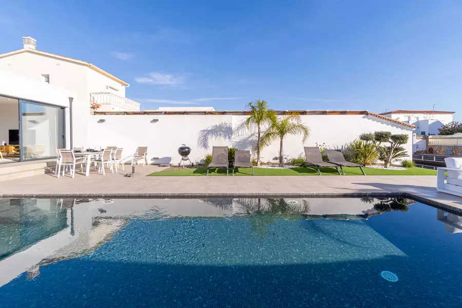 Casa moderna de lujo en Empuriabrava: Confort y Estilo con Hammam y piscina.