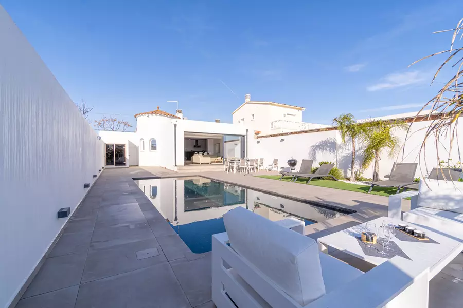 Casa moderna de lujo en Empuriabrava: Confort y Estilo con Hammam y piscina.