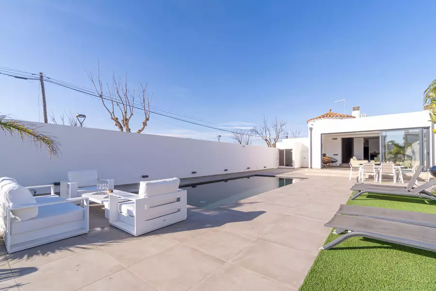 En exclusiva! Casa moderna con Hamman, piscina y amarre.