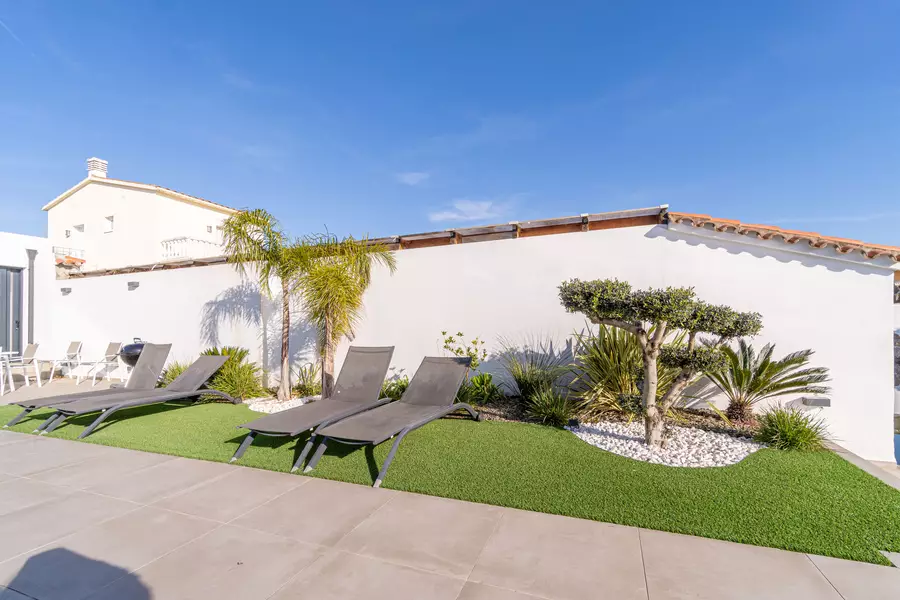 Casa moderna de lujo en Empuriabrava: Confort y Estilo con Hammam y piscina.