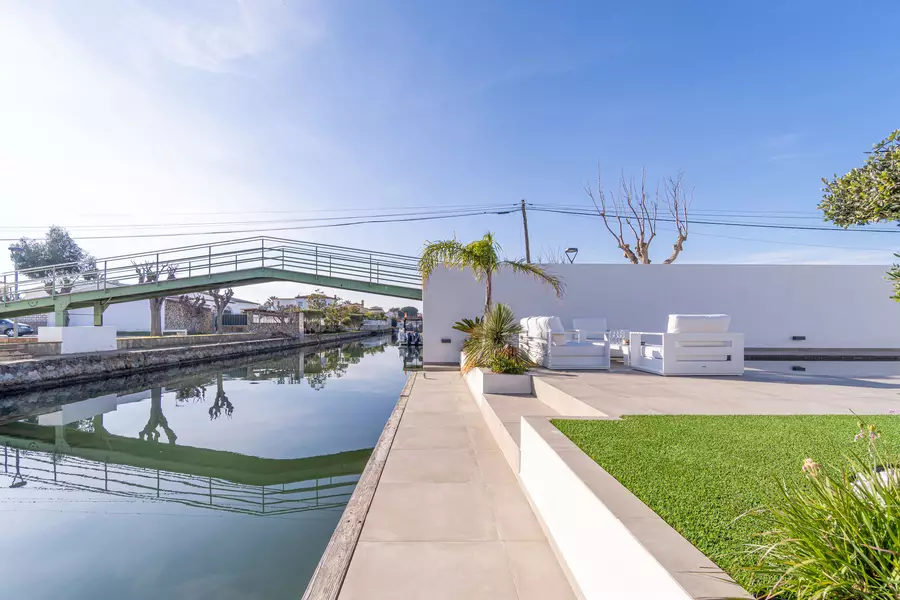 Casa moderna de lujo en Empuriabrava: Confort y Estilo con Hammam y piscina.