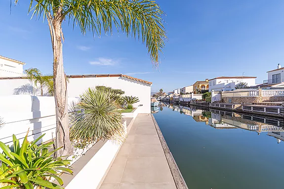 Casa moderna de lujo en Empuriabrava: Confort y Estilo con Hammam y piscina.