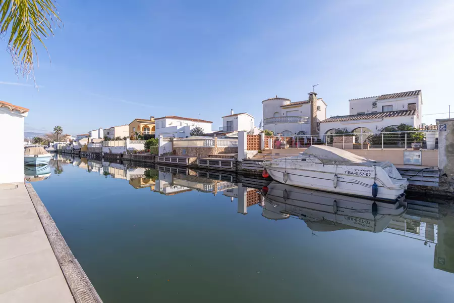 Casa moderna de lujo en Empuriabrava: Confort y Estilo con Hammam y piscina.