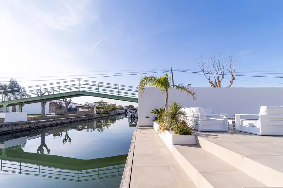 Casa moderna de lujo en Empuriabrava: Confort y Estilo con Hammam y piscina.