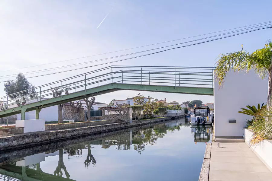 Casa moderna de lujo en Empuriabrava: Confort y Estilo con Hammam y piscina.