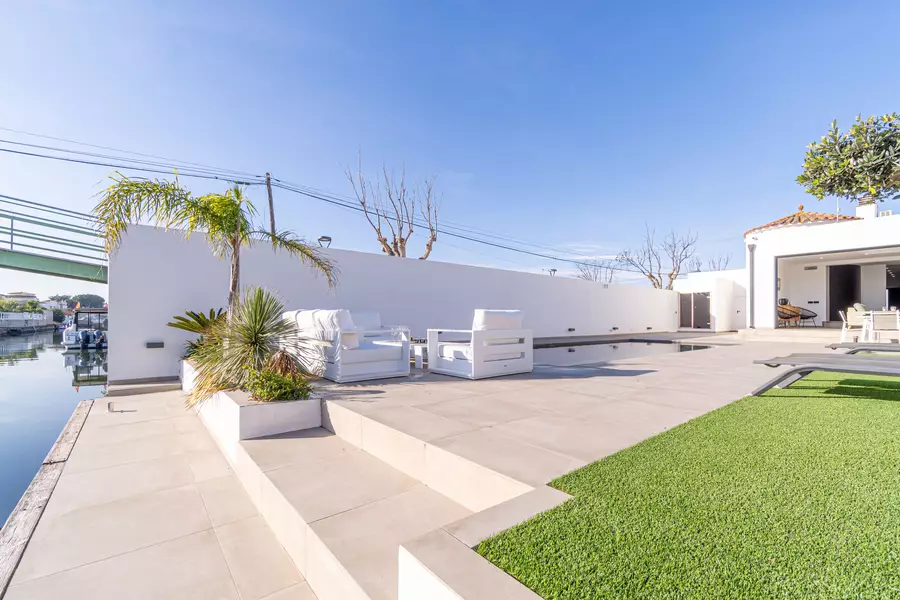 Casa moderna de lujo en Empuriabrava: Confort y Estilo con Hammam y piscina.