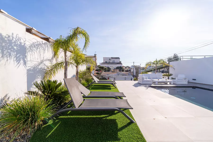 Casa moderna de lujo en Empuriabrava: Confort y Estilo con Hammam y piscina.