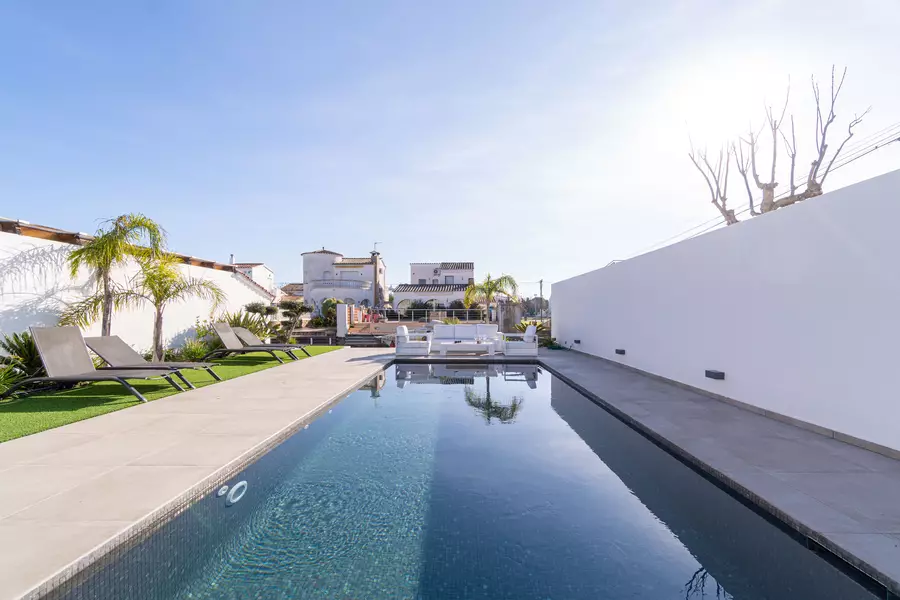 Casa moderna de lujo en Empuriabrava: Confort y Estilo con Hammam y piscina.