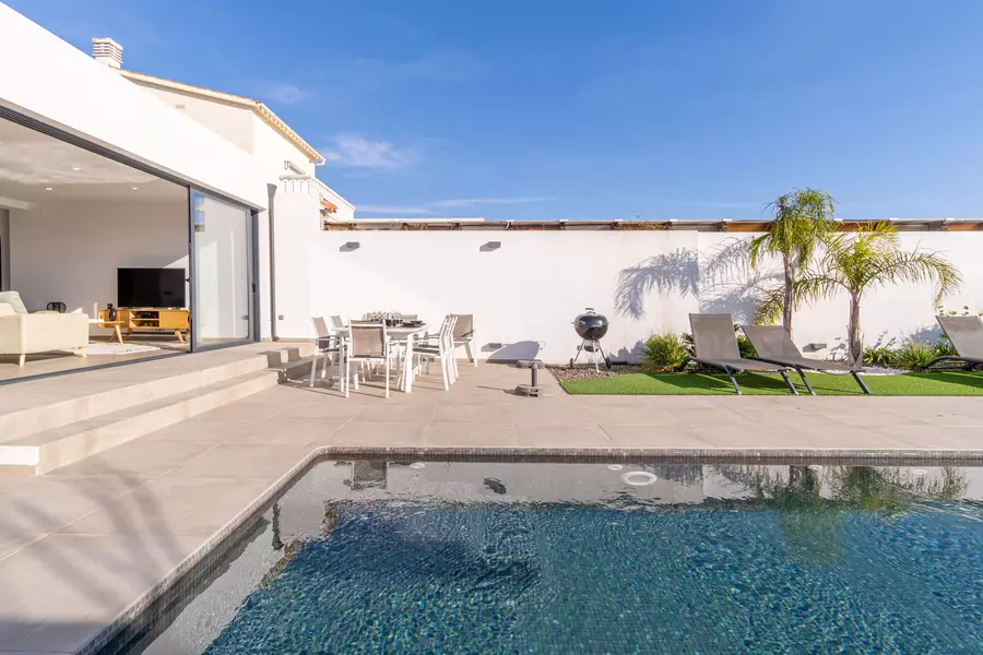 Casa moderna de lujo en Empuriabrava: Confort y Estilo con Hammam y piscina.