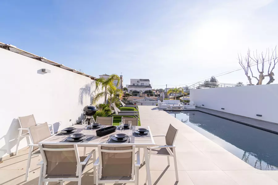 Casa moderna de lujo en Empuriabrava: Confort y Estilo con Hammam y piscina.