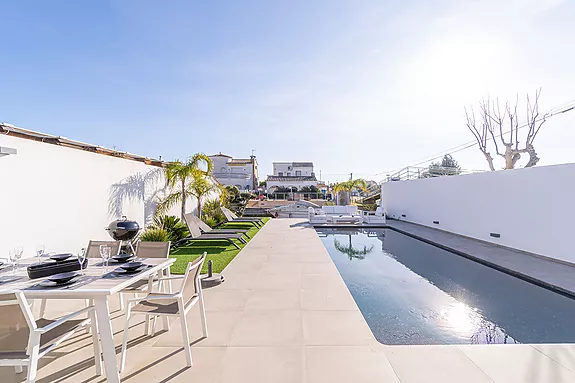 Casa moderna de lujo en Empuriabrava: Confort y Estilo con Hammam y piscina.