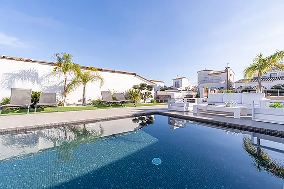 Casa moderna de lujo en Empuriabrava: Confort y Estilo con Hammam y piscina.