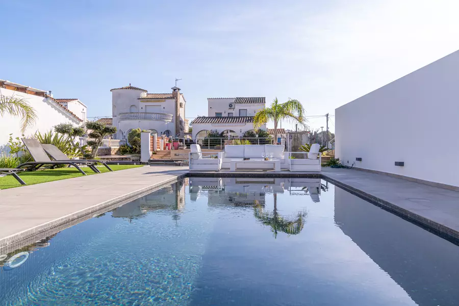 Casa moderna de lujo en Empuriabrava: Confort y Estilo con Hammam y piscina.