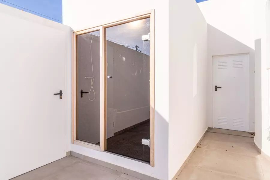 En exclusiva! Casa moderna con Hamman, piscina y amarre.