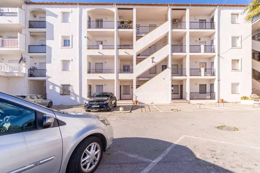 Zum Verkauf steht eine renovierte Wohnung mit Blick auf den See Sant Maurici in Empuriabrava.