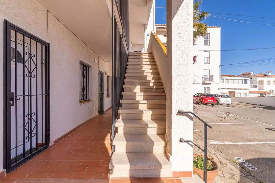 Zum Verkauf steht eine renovierte Wohnung mit Blick auf den See Sant Maurici in Empuriabrava.