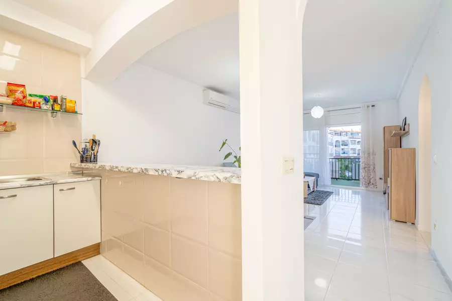 English Translation: For sale, renovated apartment with views of Lake Sant Maurici in Empuriabrava.