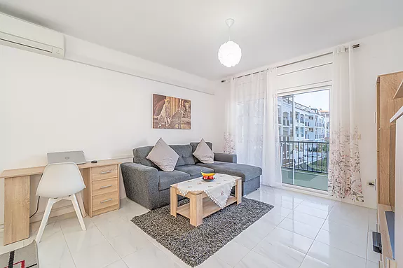 English Translation: For sale, renovated apartment with views of Lake Sant Maurici in Empuriabrava.