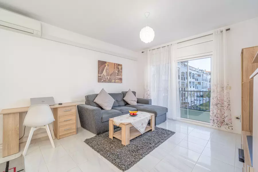 En vente appartement rénové avec vue sur le lac Sant Maurici d'Empuriabrava.