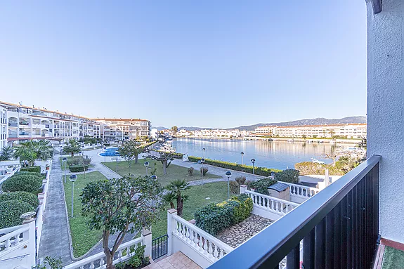 Apartamento reformado en venta con vistas al lago Sant Maurici de Empuriabrava.