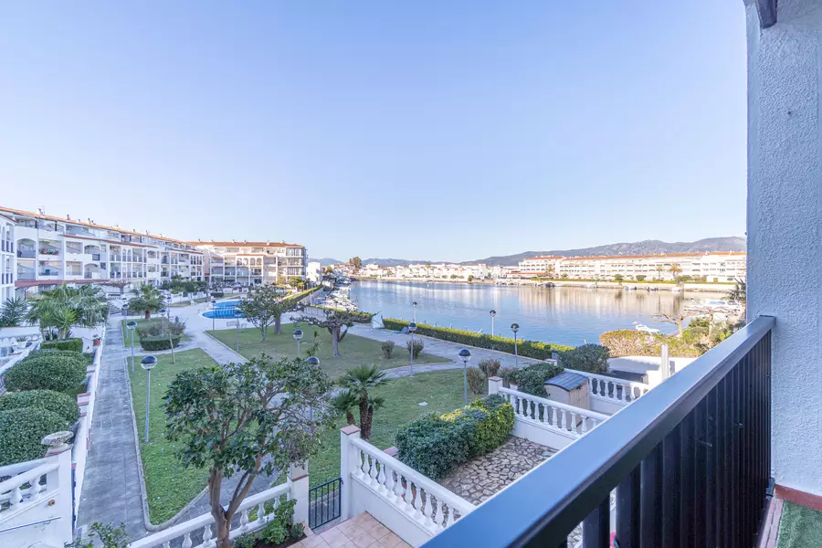 Zum Verkauf steht eine renovierte Wohnung mit Blick auf den See Sant Maurici in Empuriabrava.