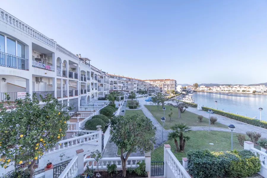 Zum Verkauf steht eine renovierte Wohnung mit Blick auf den See Sant Maurici in Empuriabrava.