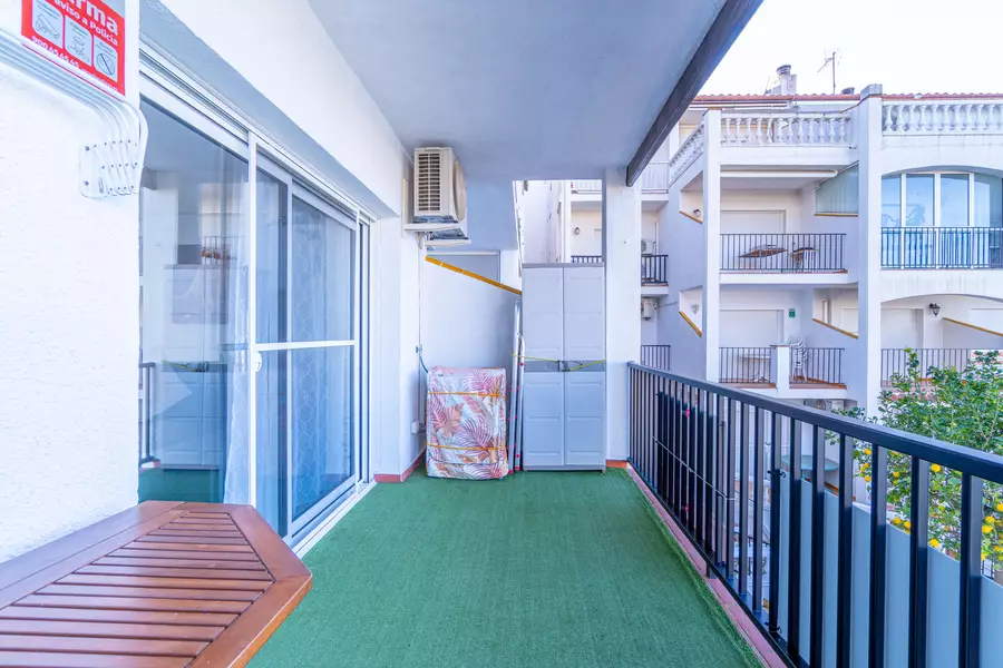 English Translation: For sale, renovated apartment with views of Lake Sant Maurici in Empuriabrava.