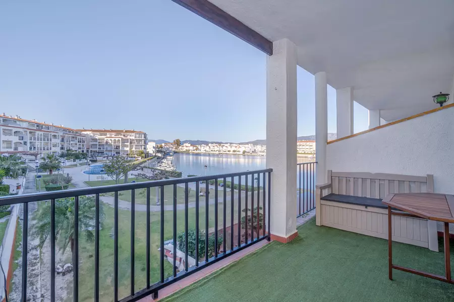 En vente appartement rénové avec vue sur le lac Sant Maurici d'Empuriabrava.