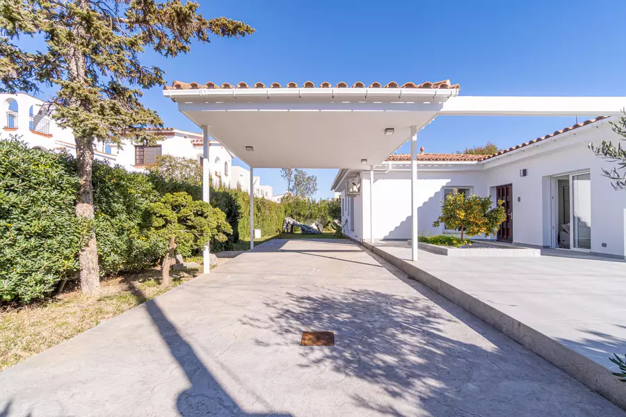 Magnificent villa located just a few meters from the beach and the city center.