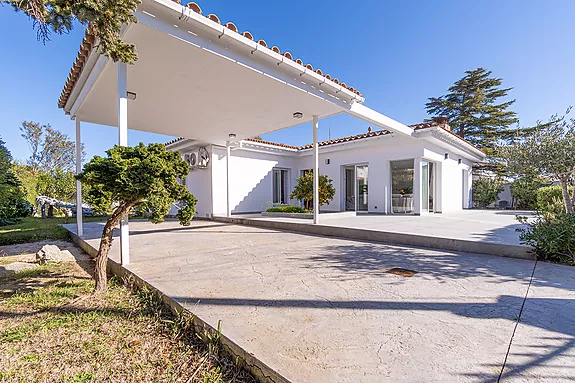 Magnificent villa located just a few meters from the beach and the city center.