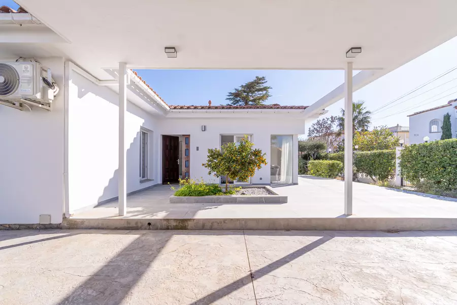 Magnificent villa located just a few meters from the beach and the city center.