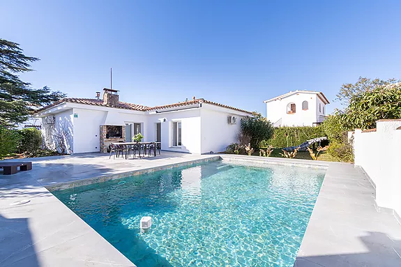 Magnificent villa located just a few meters from the beach and the city center.