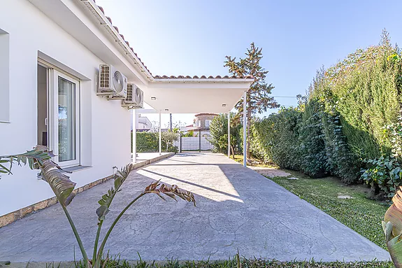 Magnificent villa located just a few meters from the beach and the city center.