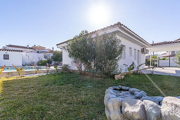 Magnificent villa located just a few meters from the beach and the city center.