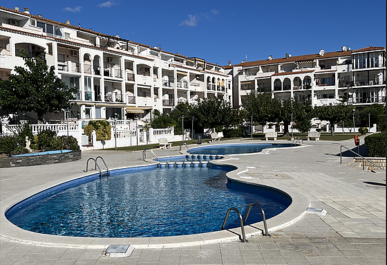 Zum Verkauf steht eine renovierte Wohnung mit Blick auf den See Sant Maurici in Empuriabrava.