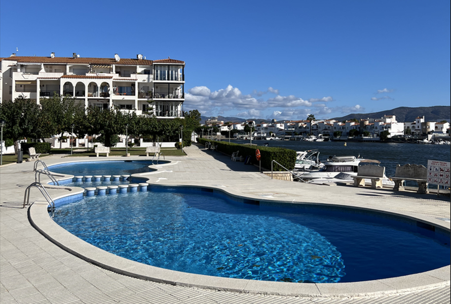 Zum Verkauf steht eine renovierte Wohnung mit Blick auf den See Sant Maurici in Empuriabrava.