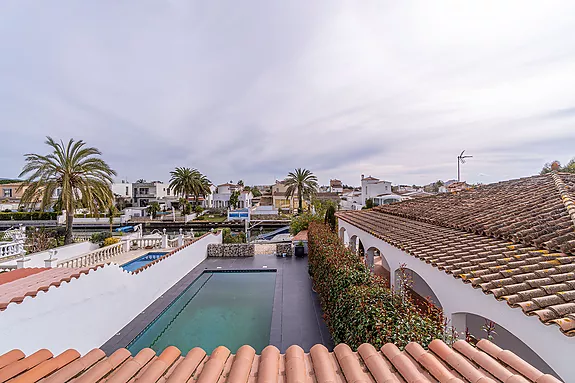 Casa en un canal ancho, en uno de los mejores sectores de Empuriabrava.